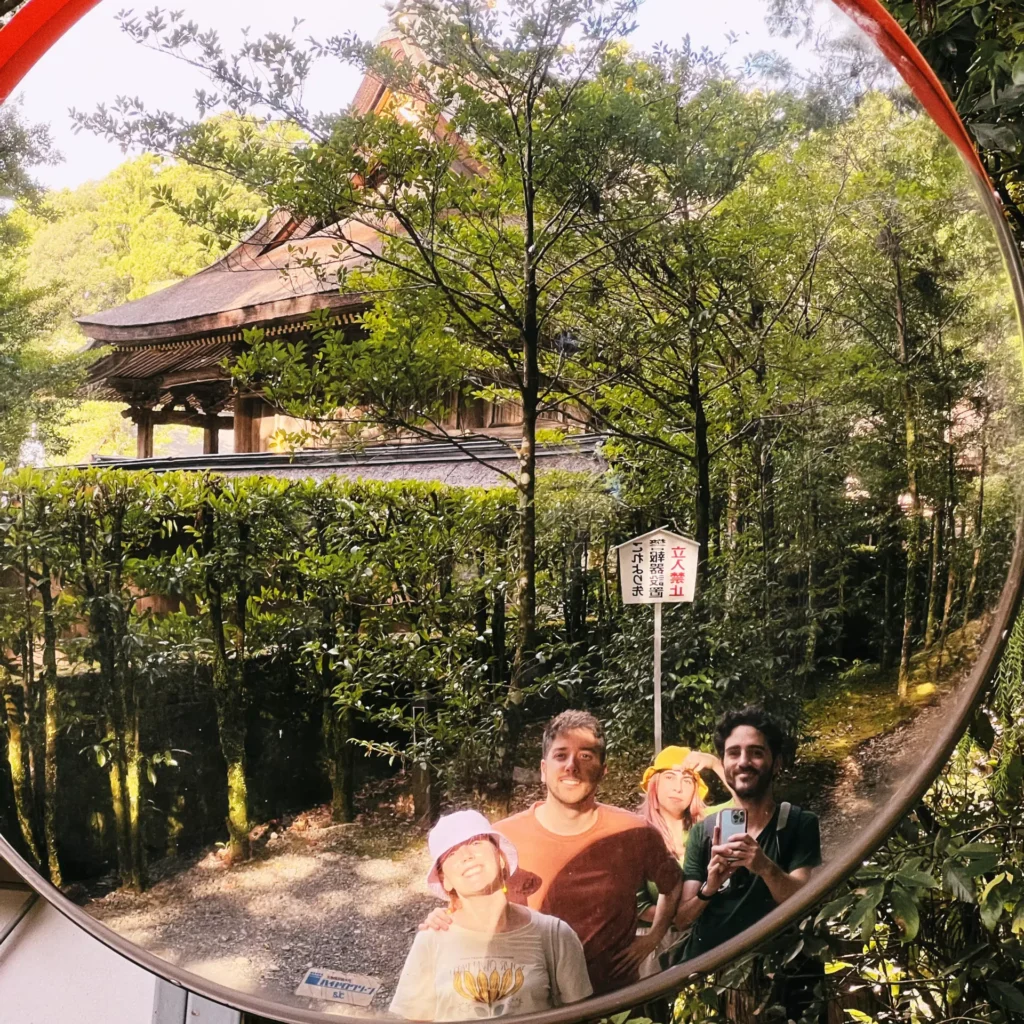 Amigos de viaje riendo y explorando un templo japonés