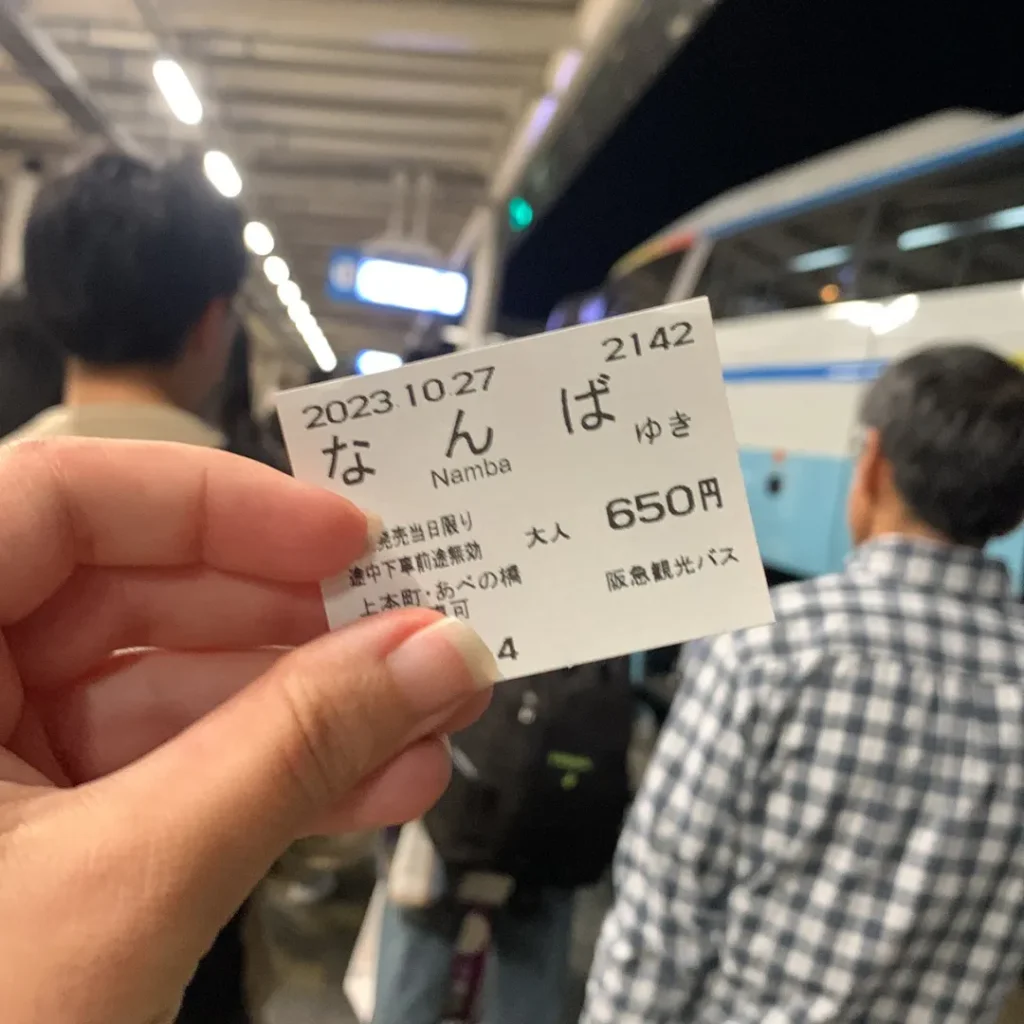 billete de bus y tren en estación japonesa