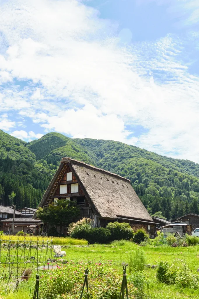 Qué ver en Japón: Casa tradicional gassho-zukuri en Shirakawago rodeada de montañas verdes