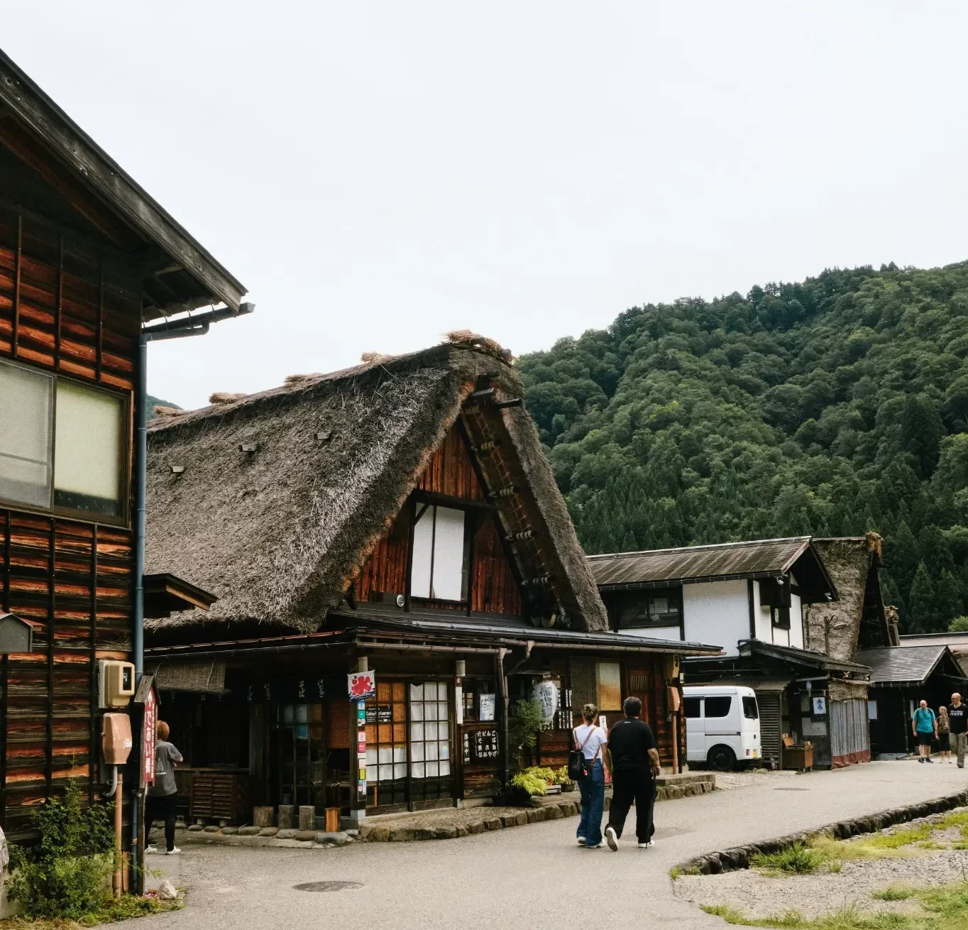 Agencia de viajes a Japón te lleva a las casas tradicionales con techos de paja en Shirakawa-go, un pueblo histórico en Japón.