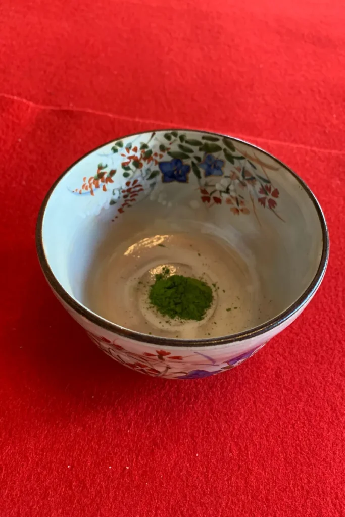 Cuenco japonés con matcha preparado para ceremonia del té – guía de viaje a Japón