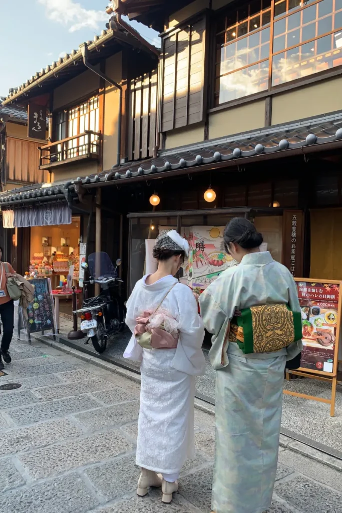 Mujeres en kimono en Kioto, cultura japonesa tradicional – guía de viaje a Japón
