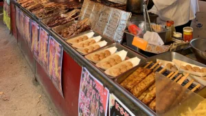 Comida típica japonesa en puestos callejeros con takoyaki y calamares a la parrilla