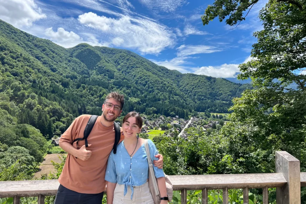 Pareja en Shirakawago disfrutando de la naturaleza al viajar a Japón en pareja