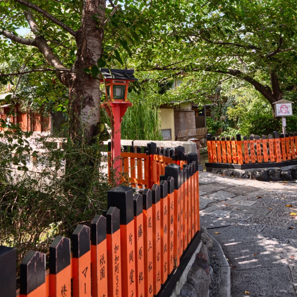 Calles tradicionales del barrio de Gion al atardecer.