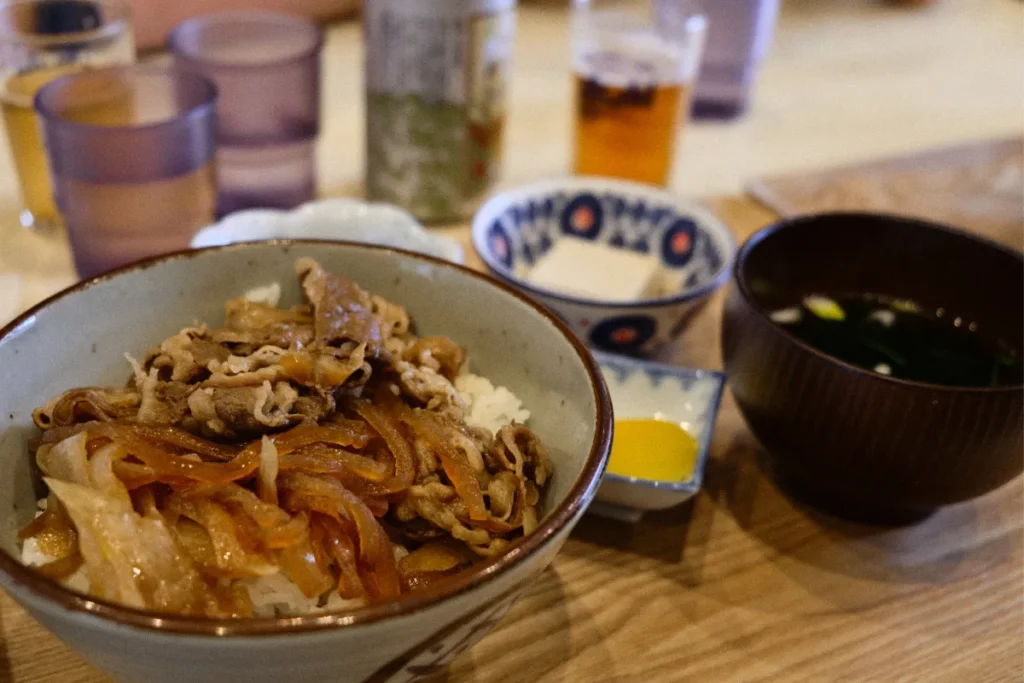 Gyudon japonés, bol de arroz con carne de ternera y cebolla guisada