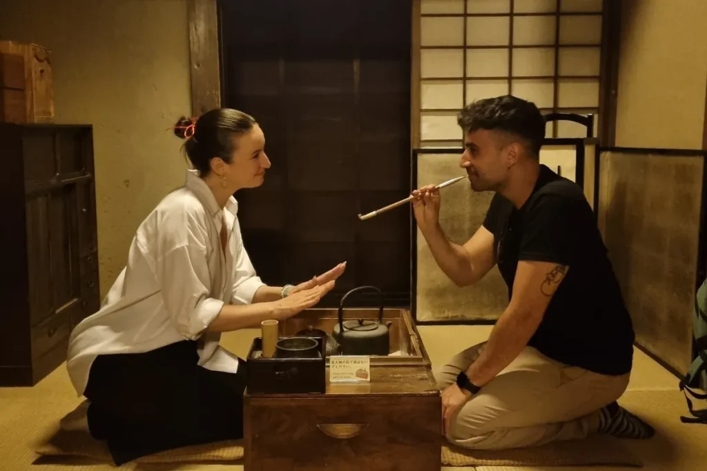 Experiencia cultural de una pareja en un museo tradicional al viajar a Japón en pareja