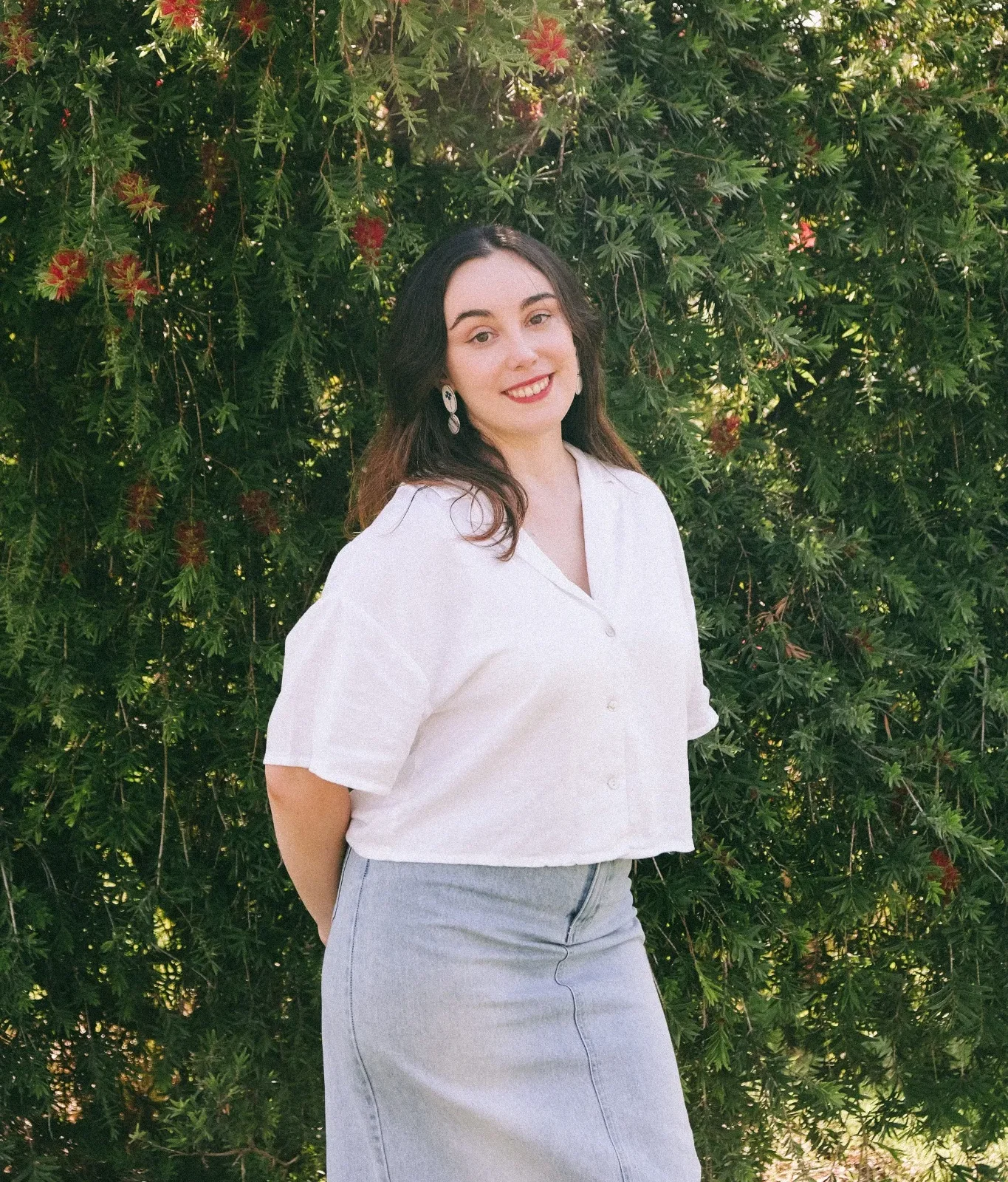 Integrante del equipo Japoneo posando en un entorno natural