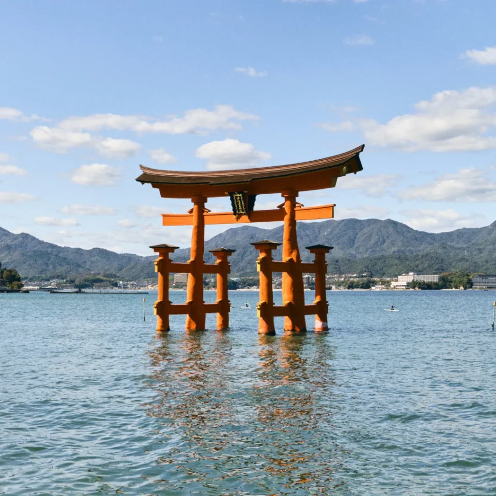 Gran torii de Miyajima con buen tiempo; referencia para planear cuándo viajar a Japón.