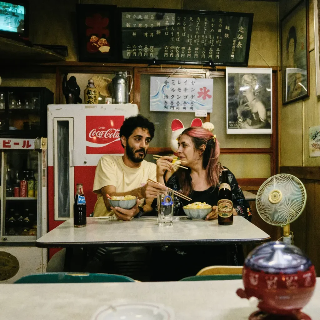 Pareja cenando en un museo retro de Takayama, experiencia cultural en Japón.
