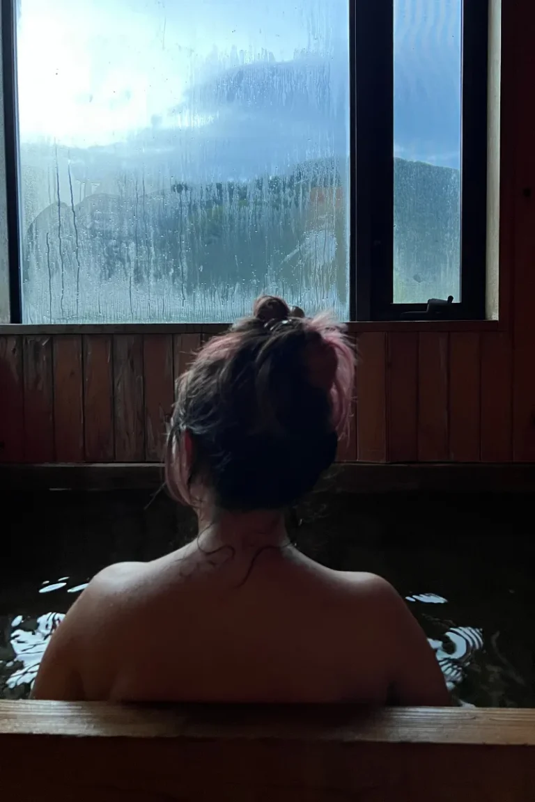 Persona relajándose en un onsen durante su viaje a Japón.