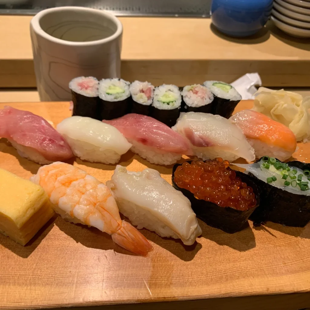 Bandeja de sushi tradicional recién preparado