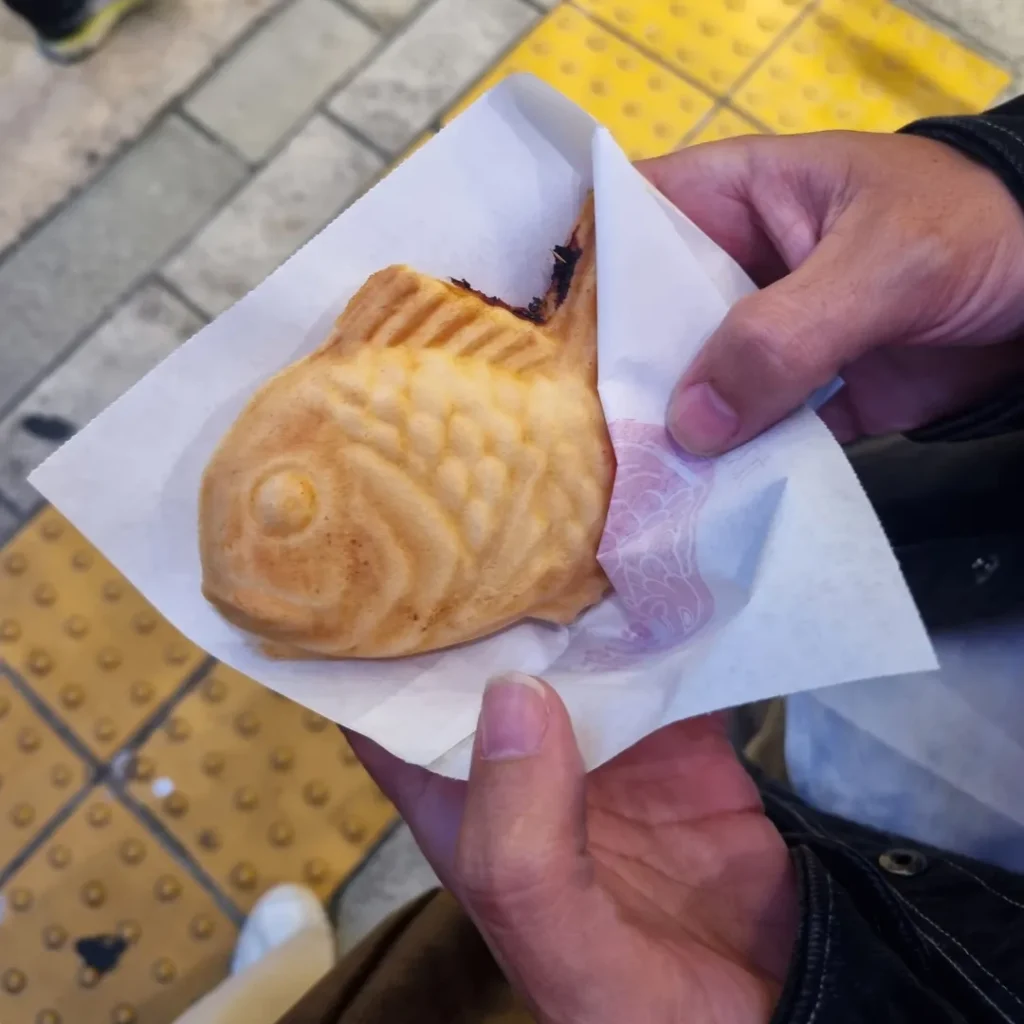 Taiyaki japonés relleno de anko, uno de los dulces más populares de Japón.
