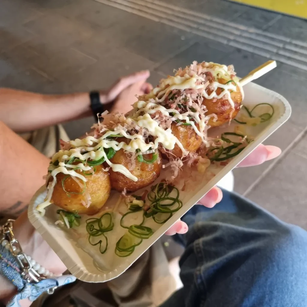 Comida típica japonesa: takoyaki con mayonesa, cebolleta y katsuobushi.