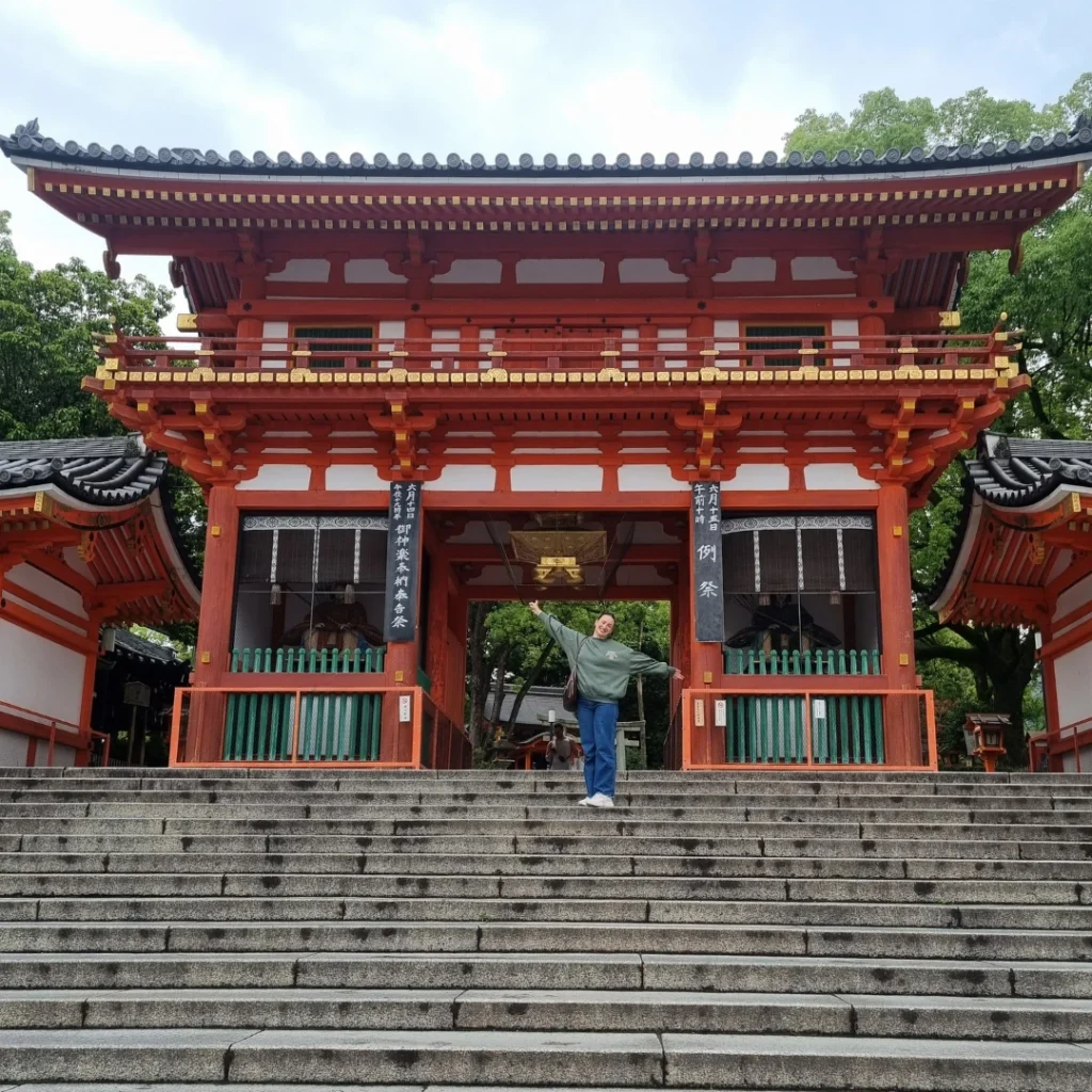 Puerta roja del santuario Yasaka en el barrio de Gion