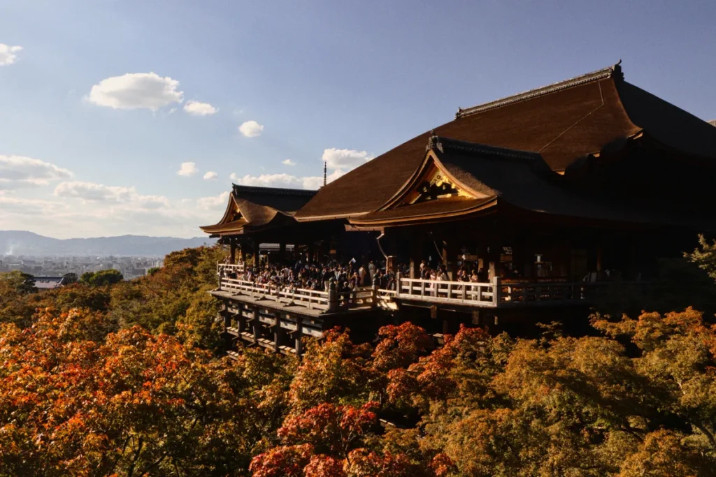 Templo Kiyomizudera en Kioto rodeado de momiji – guía de viaje a Japón