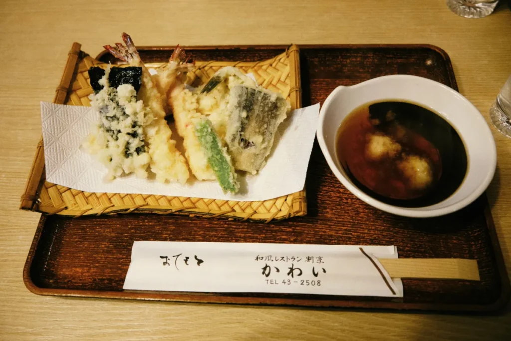 Tempura japonesa de verduras y mariscos servida con salsa tentsuyu