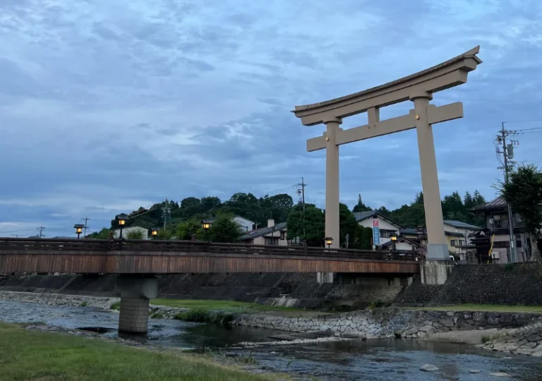 Qué ver en Japón: Torii sobre el río en Takayama al atardecer, el Japón más tradicional