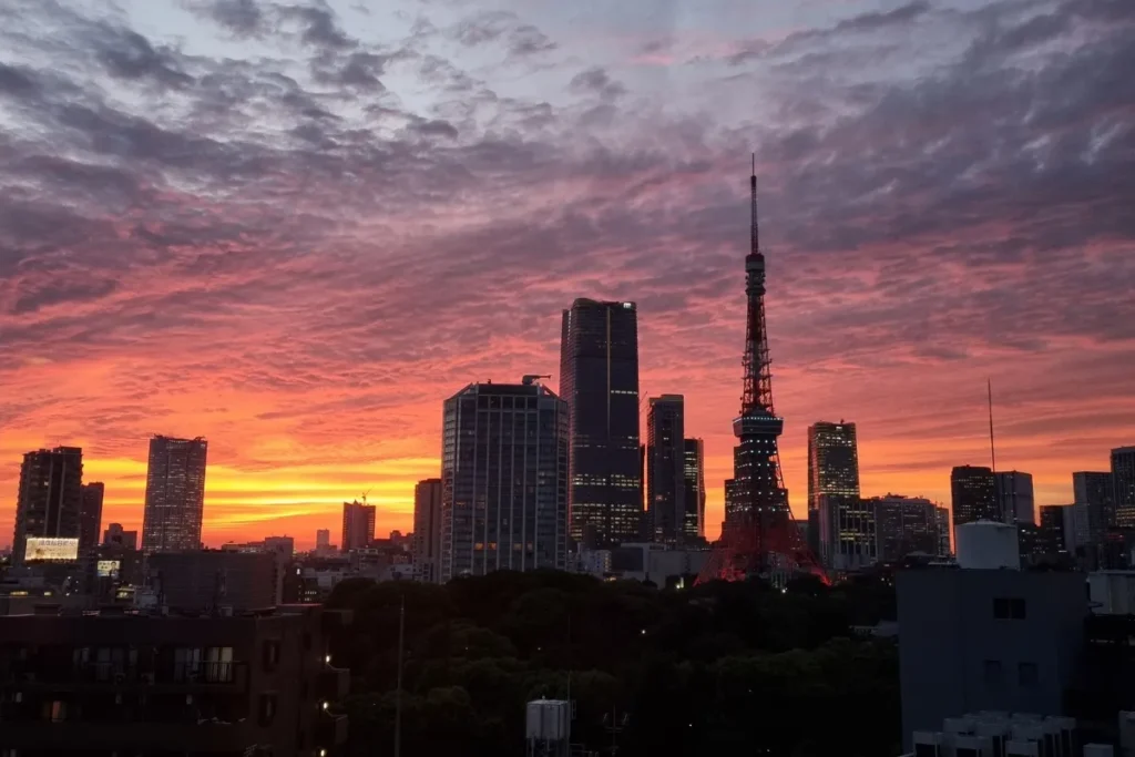 qué ver en Tokio torre de Tokio iluminada al atardecer