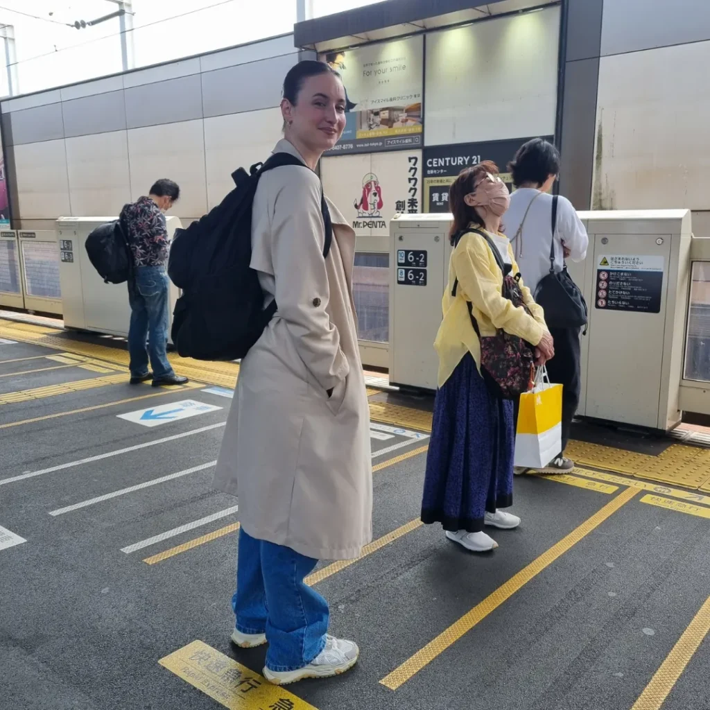 viajeros esperando el tren en una estación de Tokio