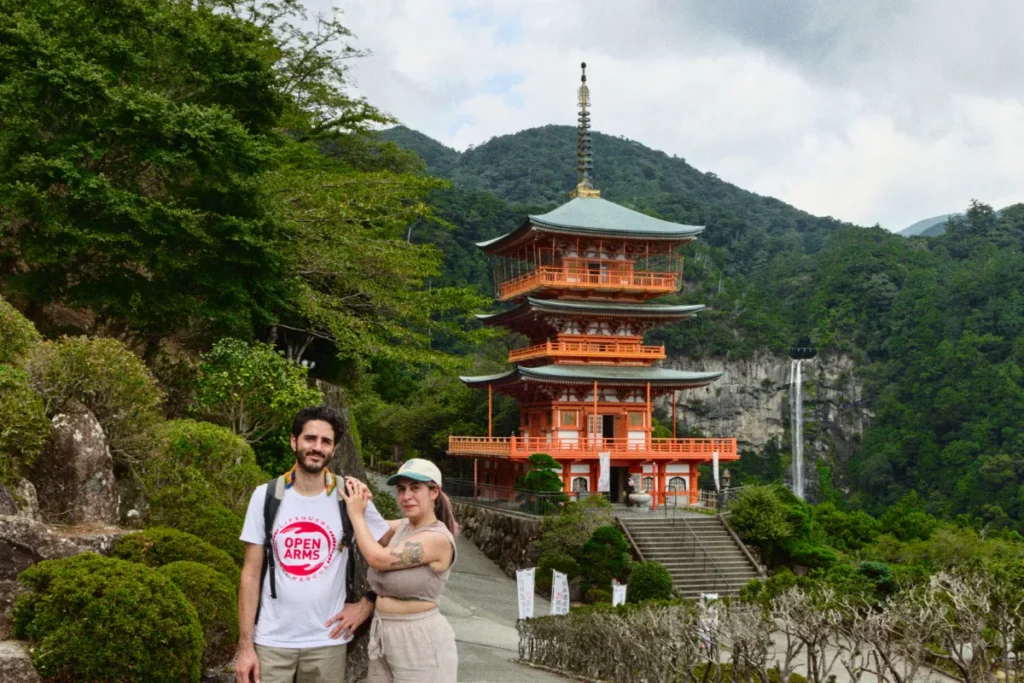Pareja viajando en Kumano Nachi Taisha al viajar a Japón en pareja