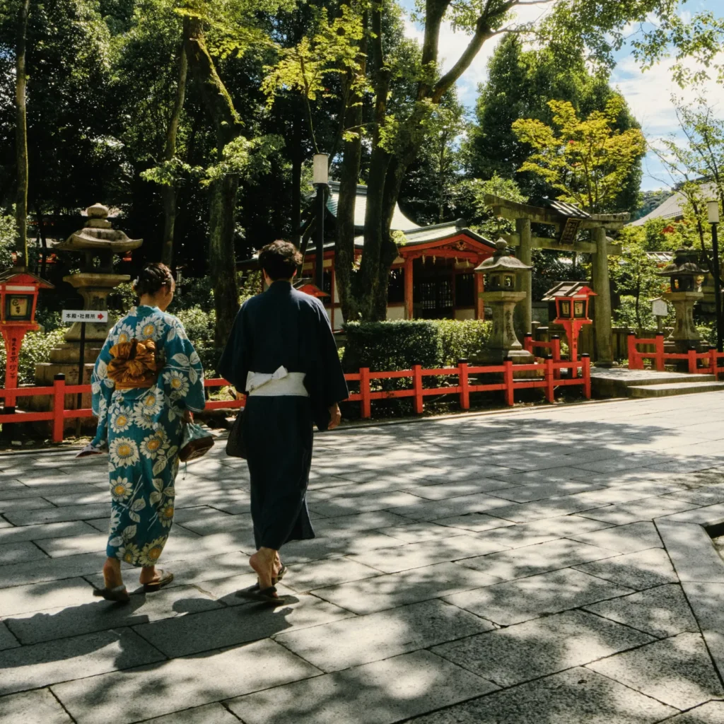 Pareja en kimono paseando por una calle tradicional japonesa durante su luna de miel