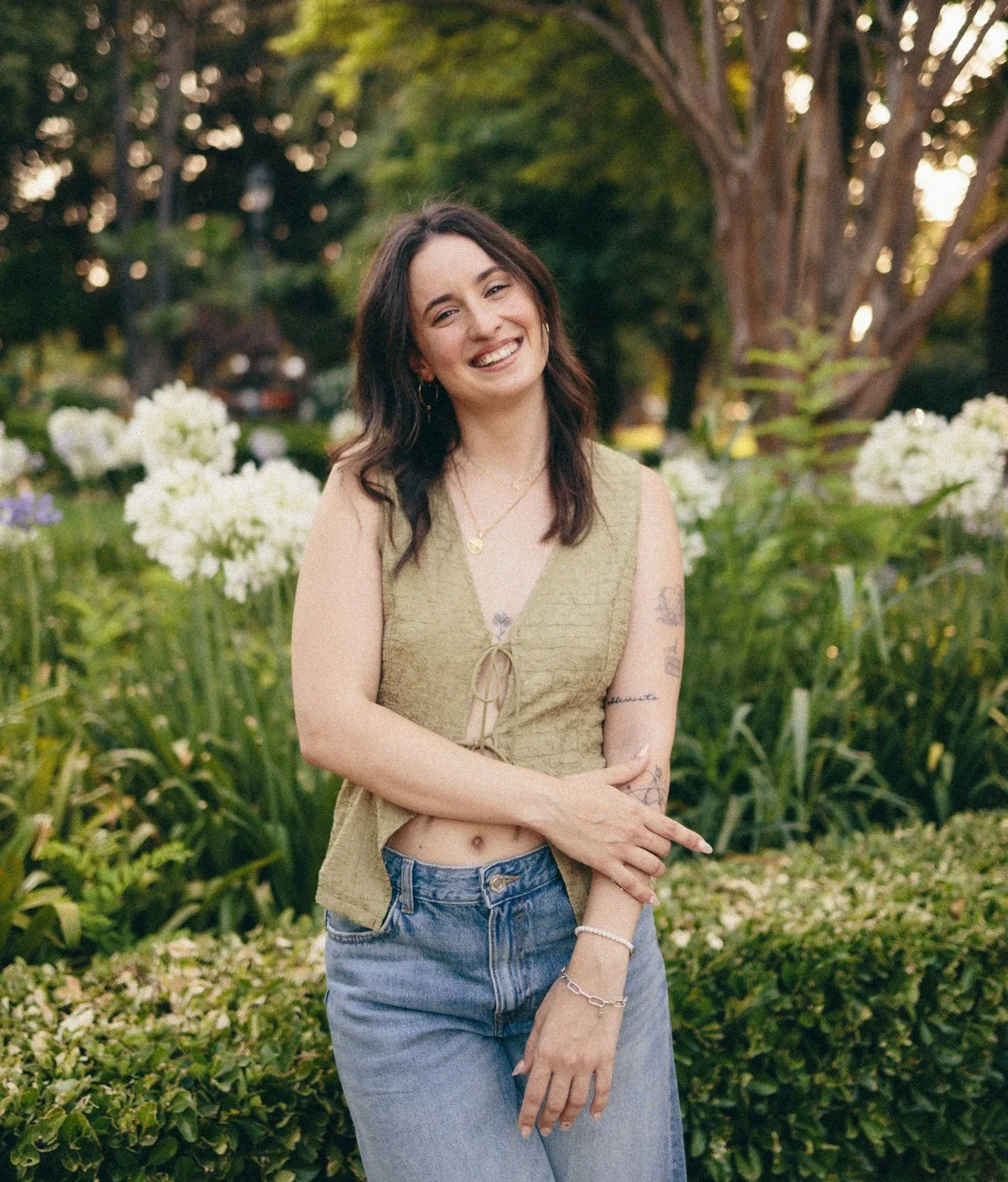 Integrante del equipo Japoneo posando en un entorno natural