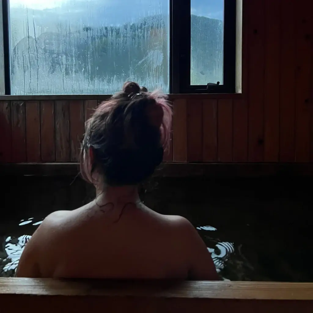 Qué no hacer en Japón en un onsen: entrar sin ducharte o meter la toalla en el agua