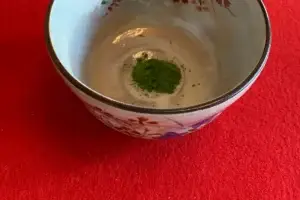 Ceremonia del té japonesa con cuenco de matcha sobre tatami