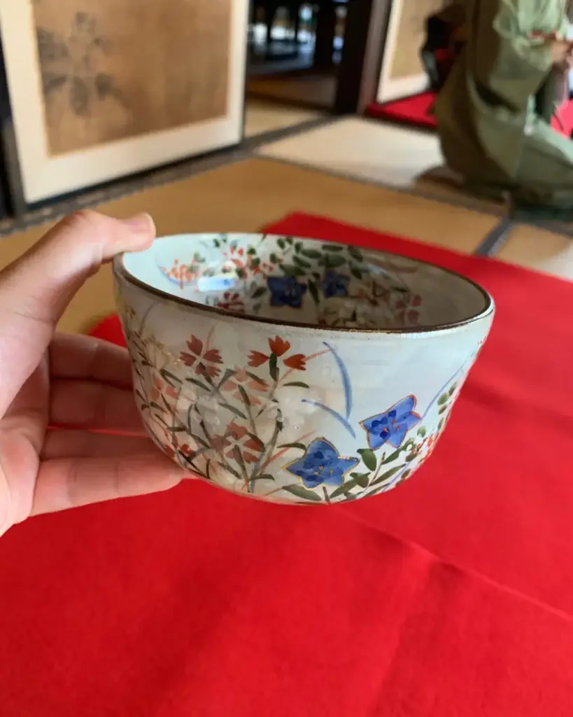 Cuenco japonés decorado con flores usado en el chanoyu