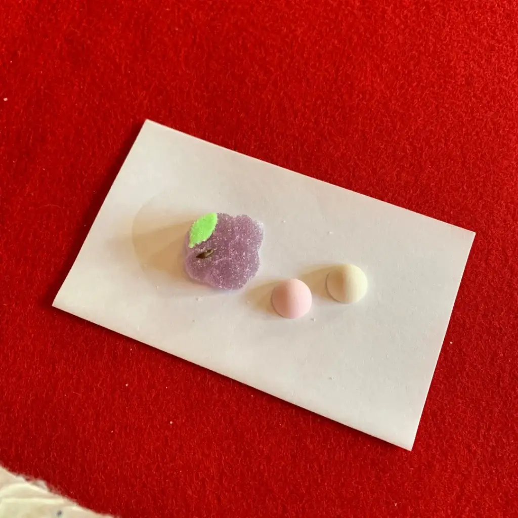 Dulces wagashi servidos antes del té matcha en una ceremonia del té japonesa