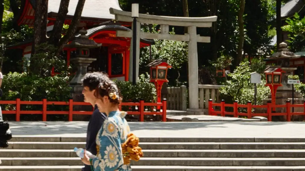 Qué no hacer en Japón: viajera haciendo fila correcta en un andén de tren