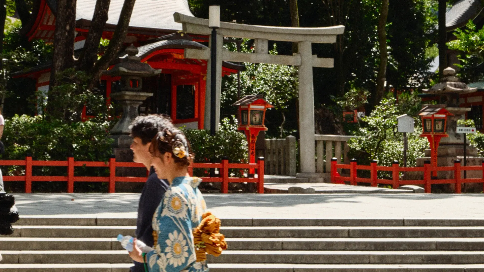 Qué no hacer en Japón: viajera haciendo fila correcta en un andén de tren