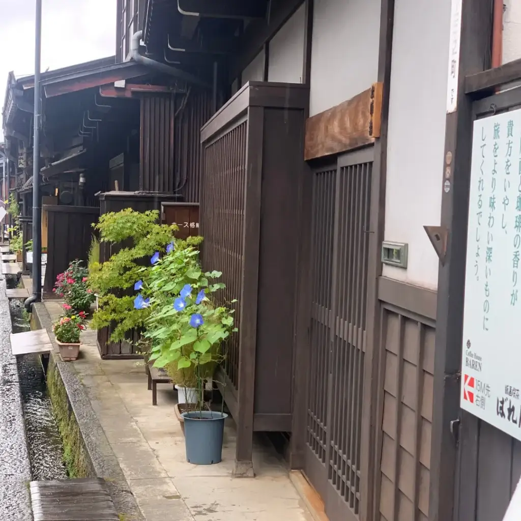 Casas tradicionales de madera en el casco antiguo de Takayama Japón, con tiendas y faroles típicos en la calle principal.