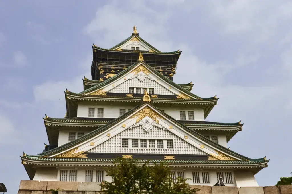 Castillo de Osaka rodeado de árboles