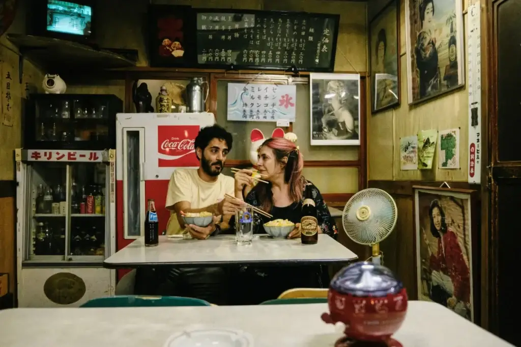 Interior del Museo Retro de la Era Shōwa en Japón, con carteles antiguos, objetos vintage y decoración de los años 50 y 60.