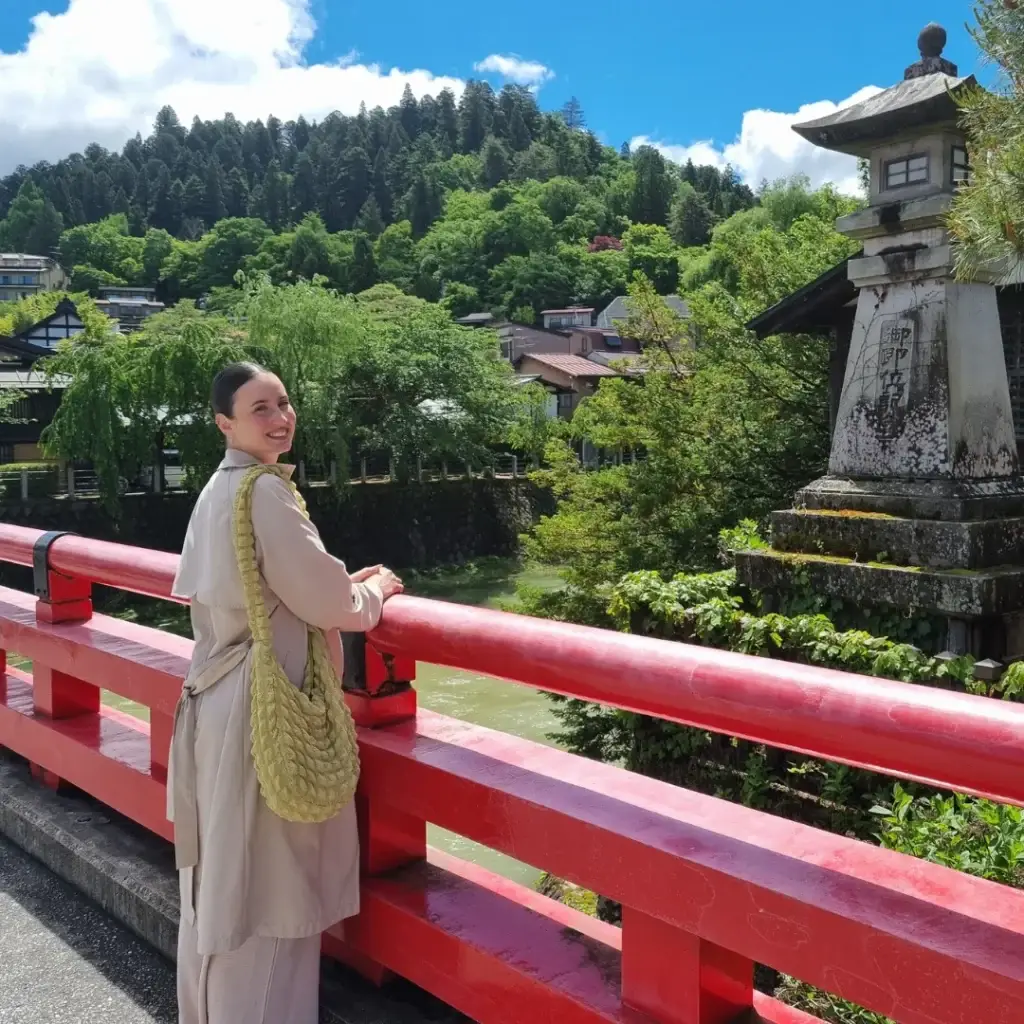 Que ver en Takayama: Puente rojo Nakabashi en Takayama Japón sobre el río Miyagawa.