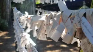 Que ver en Takayama: Papeles de omikuji atados en un templo japonés de Takayama Japón, símbolo de fortuna y protección.