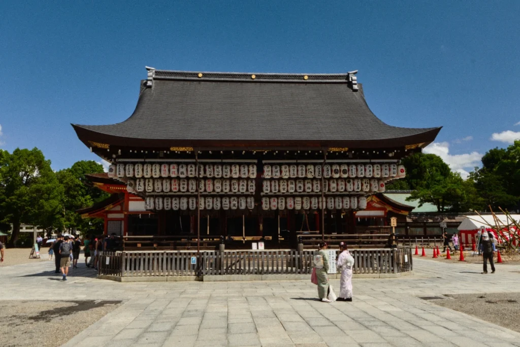 Fachada principal del santuario Yasaka, uno de los lugares más emblemáticos de Kioto y punto de partida de muchas excursiones desde Kioto.