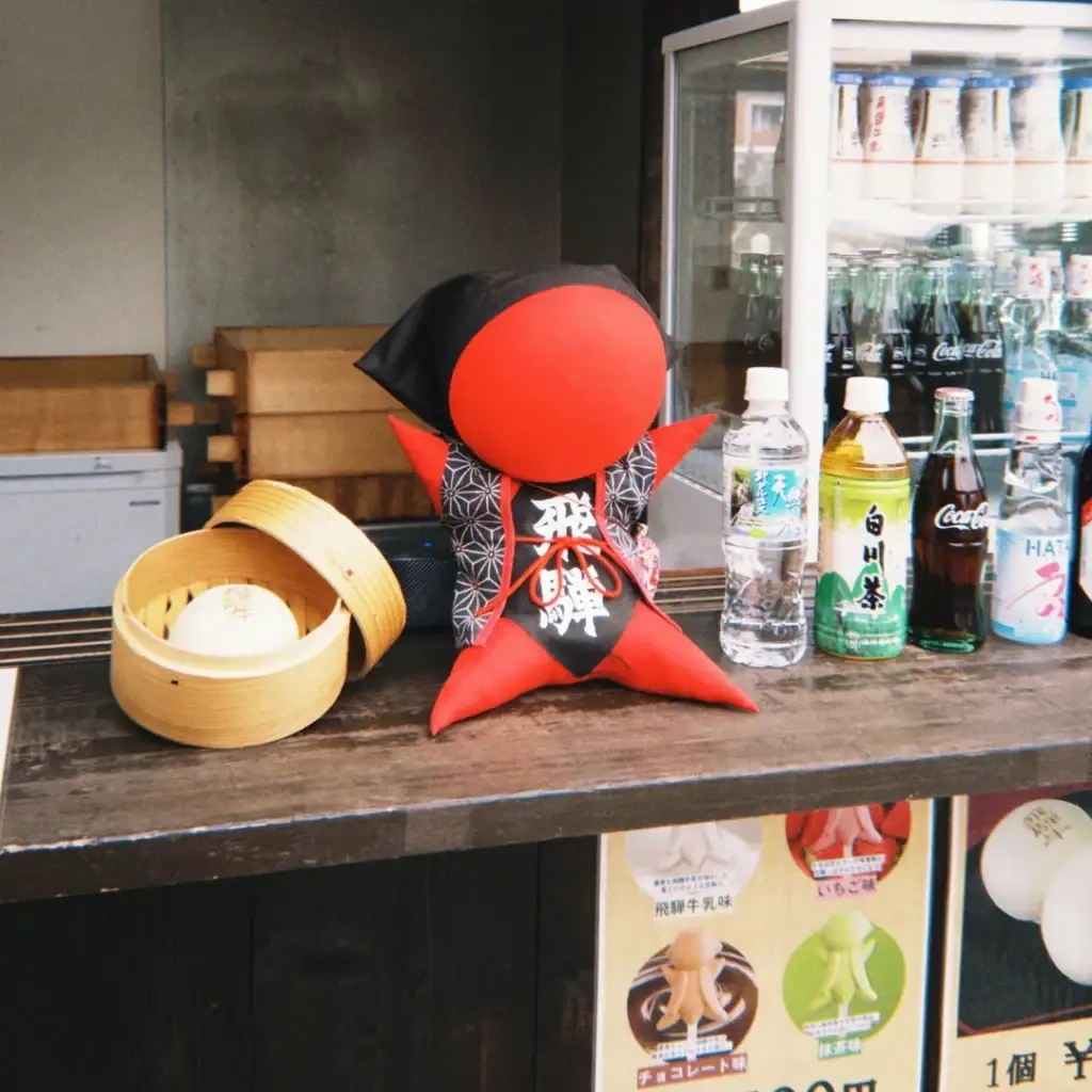 Muñecos sarubobo en Takayama Japón, amuletos típicos de la región de Hida.