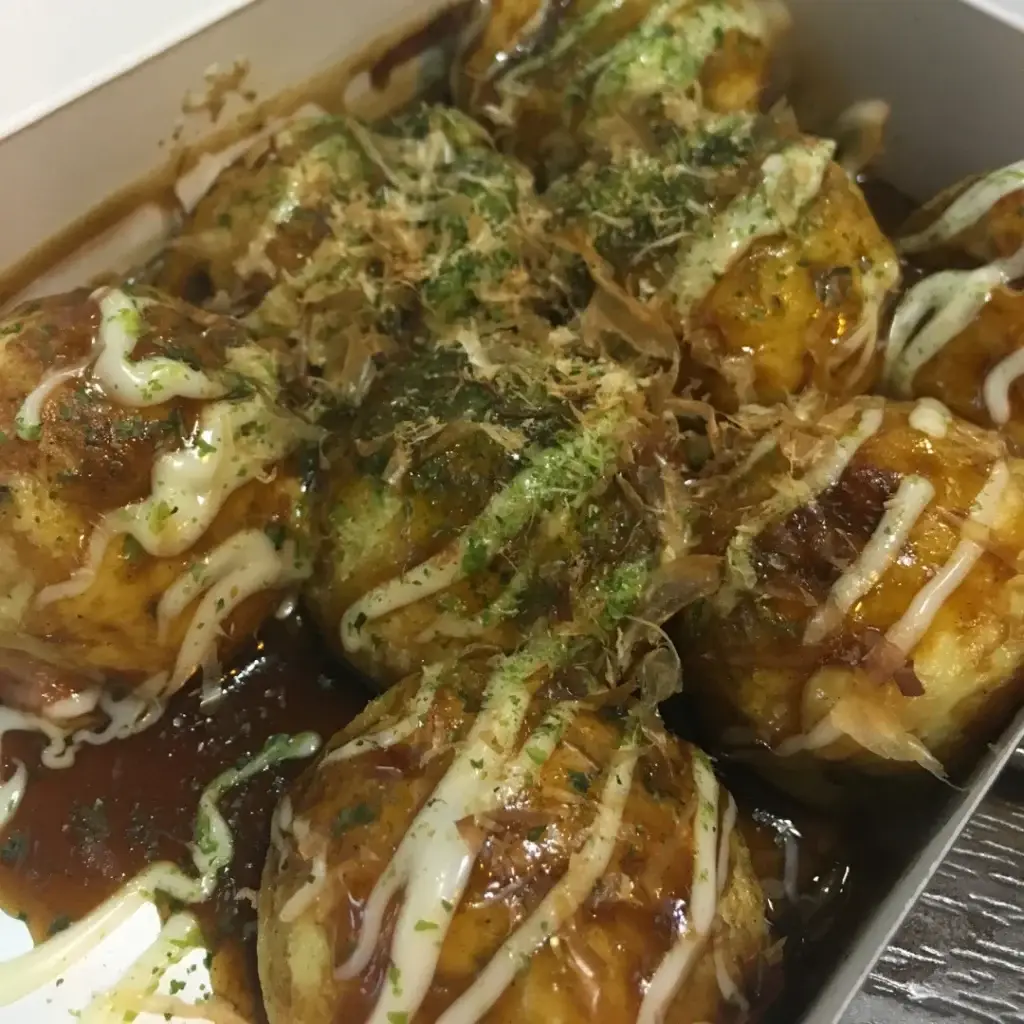 Bandeja de takoyaki, la comida callejera típica de Osaka