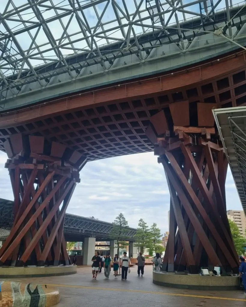Que ver en Kanazawa: Puerta de madera Tsuzumi-mon y cúpula de cristal de la estación