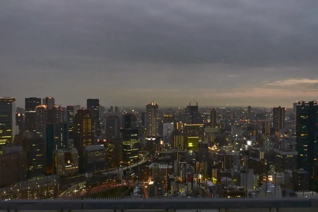Panorámica nocturna de Osaka desde Umeda Sky Building