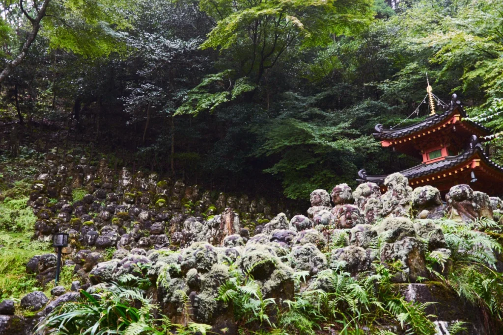 Estatuas de piedra cubiertas de musgo en Otagi Nenbutsuji.