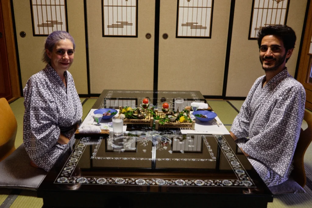 Cena kaiseki en un ryokan japonés con platos elaborados y presentación artística.