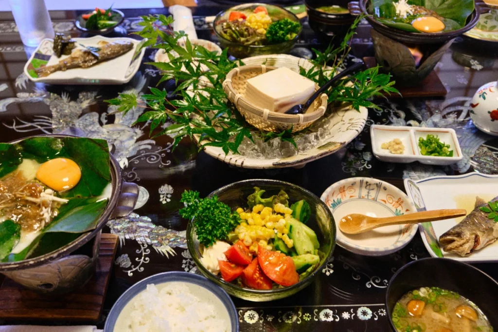 Comida tradicional japonesa servida en un ryokan japonés con platos variados.