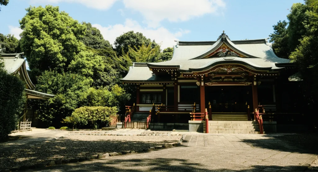 Vista panorámica de Tokio al atardecer con luces de la ciudad encendidas.