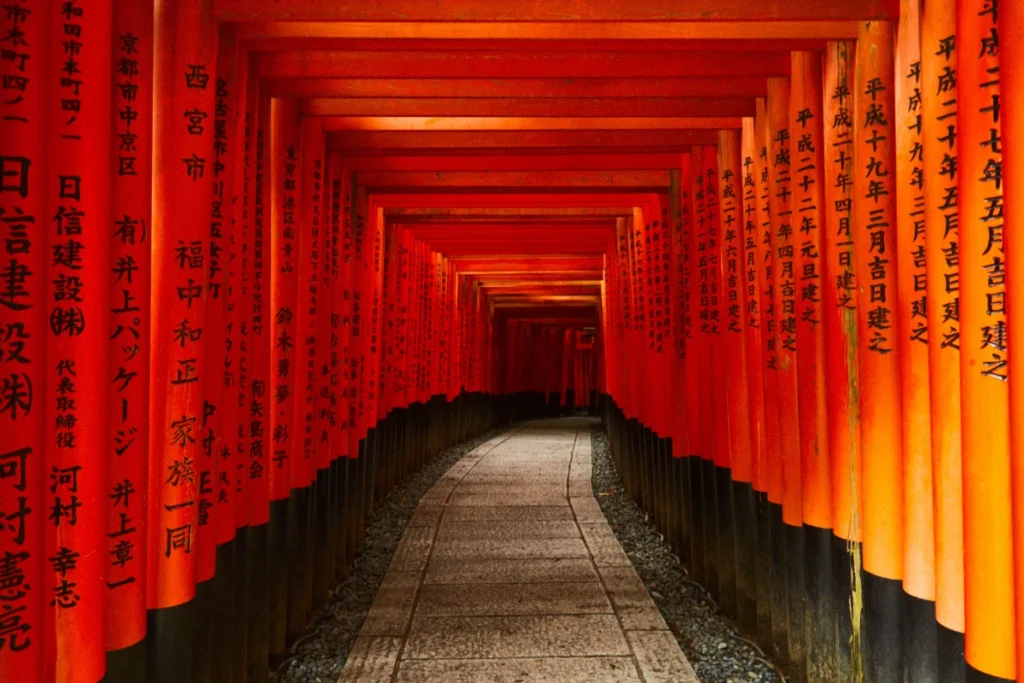 Túnel de torii rojos de Fushimi Inari, uno de los santuarios más famosos de Japón.