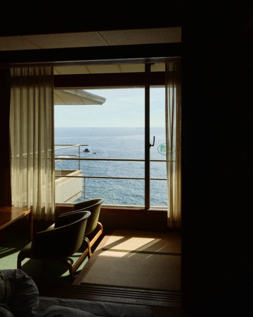 Habitación de ryokan japonés con vistas al mar.