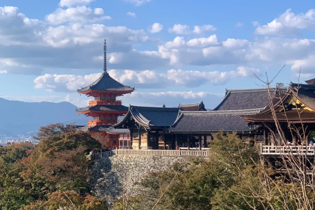 Uno de los templos más famosos de Japón desde una vista panorámica: Kiyomizudera con su pagoda y las vistas a Kioto.